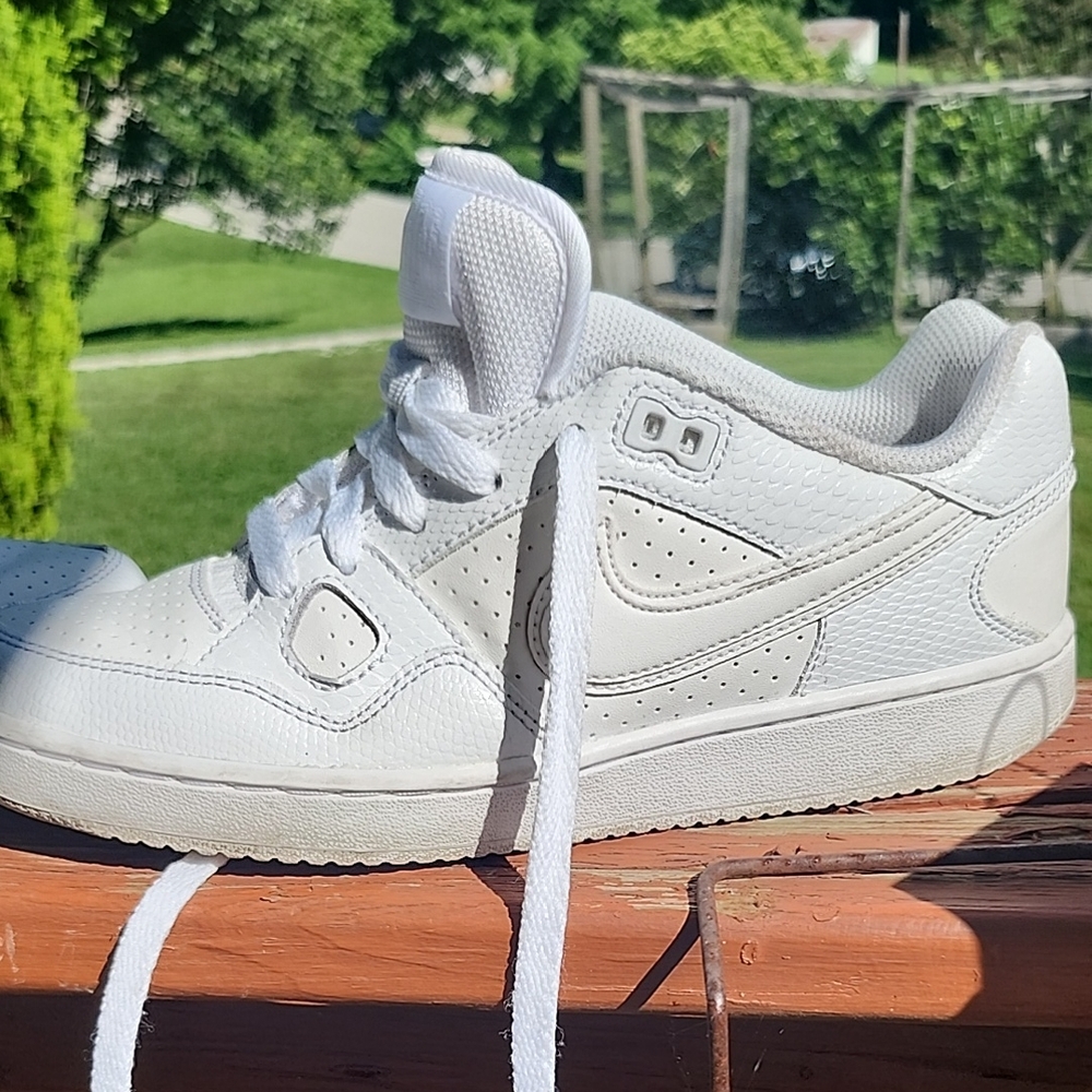 Nike White and Gold Sneakers Sz 7
